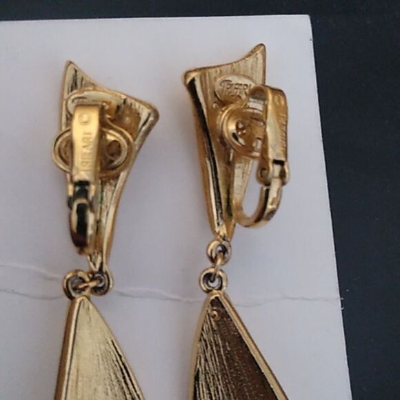 Trifari Gold tone Clip Earrings - Picture 4 of 5